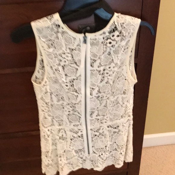 Beautiful cutout sleeveless top - Picture 2 of 2